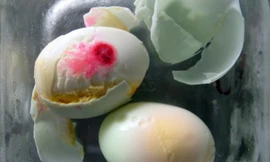 Xuất hiện trứng vịt có màu đỏ lạ