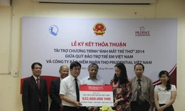  Bà Nguyễn Phương Anh, Giám đốc Huấn luyện và Hỗ trợ Cộng đồng Cty Prudential Việt Nam trao khoản tài trợ cho Quỹ Bảo trợ Trẻ em Việt Nam trước sụ chứng kiến của ông Doãn Mậu Diệp - Thứ trưởng Bộ Lao động -Thương binh và Xã hội 