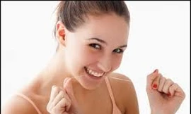 Nên dùng chỉ nha khoa sau bữa ăn thay vì xỉa răng. Ảnh minh họa: Internet