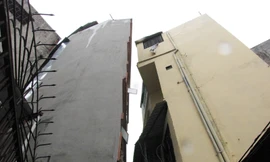 Hai ngôi nhà 4 và 5 tầng bị nghiêng lún