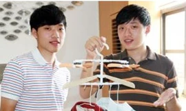 Cặp sinh đôi phát minh máy làm khô quần áo siêu tốc