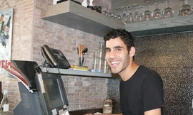 Anh Moshe, sinh viên làm thêm trong nhà hàng Nhật ở Tel Aviv Ảnh: K.H