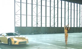 “Quái thú” Lexus LFA trổ tài bên siêu mẫu bikini