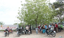 Người dân tụ tập trước nhà máy tinh bột sắn NT phản đối việc xả thải