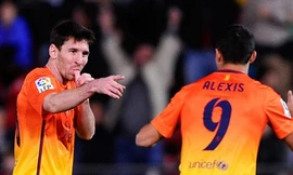 Messi cho Pele 'ngửi khói'