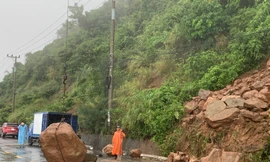 Mưa lớn, đá núi Sơn Trà sạt trượt xuống đường 