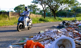 Xà bần, rác thải đổ trộm tràn lan trên đường lên Sơn Trà