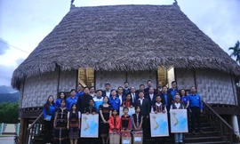 Bản đồ Tổ quốc đến với nhà Gươl của đồng bào Cơ Tu 