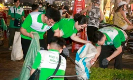Người trẻ chung tay làm sạch môi trường sau lễ hội pháo hoa
