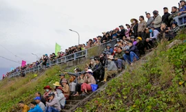 Hàng nghìn người dân Đà Nẵng hò hét cổ vũ đua thuyền ngày đầu năm mới