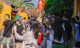 Dòng người chen chân ở phố cổ Hội An du xuân