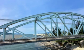 Đà Nẵng: Bờ sông Cu Đê dưới chân cầu đường sắt Nam Ô sạt lở nghiêm trọng