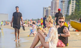 Người dân, du khách đổ xô ra biển Đà Nẵng giải nhiệt nắng nóng