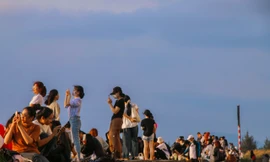 Giới trẻ Đà Nẵng thích thú ngắm hoàng hôn cực chill dưới chân cầu Thuận Phước