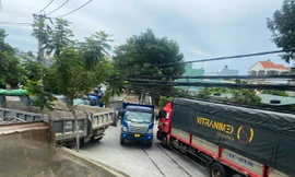 Đà Nẵng xe ùn ùn xếp hàng chờ vào mỏ 'ăn đá', người dân bí đường đi 