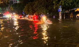 Nhiều tuyến đường ở Đà Nẵng ngập sâu, xe cộ bơi trong biển nước 