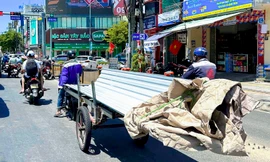 Hiểm họa rình rập từ xe ba gác chở cồng kềnh trên đường phố