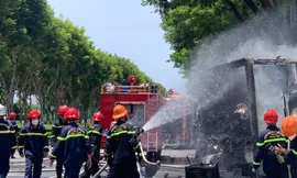 Xe tải bất ngờ bốc cháy giữa trưa ở Đà Nẵng