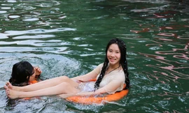 Giới trẻ bỏ phố lên núi tắm suối giải nhiệt 