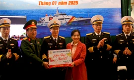 Vượt sóng lớn mang quà Tết đến đảo Cồn Cỏ