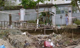 Người dân lo sợ sống cạnh tuyến đường sạt lở nghiêm trọng