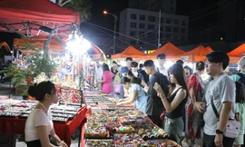 Chợ đêm Sơn Trà tấp nập khách trước ngày di dời đến địa điểm mới