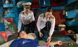 Ngư dân kể giây phút kinh hoàng khi tàu cá bị sóng lớn đánh trôi dạt trong đêm