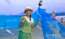 Du khách thích thú trải nghiệm 'câu chuyện làng chài' trên biển Đà Nẵng