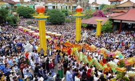 Vạn người chen chân chiêm bái tại lễ vía Đức Bồ tát Quán Thế Âm