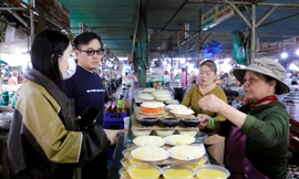 Bán cả ngàn chén chè, đĩa xôi cúng mỗi ngày