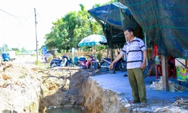 Thi công mương thoát nước QL14B dang dở, dân khổ vì bụi và nguy hiểm rình rập