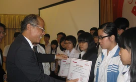 Học sinh nghèo nhận học bổng của Prudential và Tiền Phong