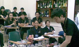 Học sinh Trường trung cấp nghề Khôi Việt thực hành pha chế . Ảnh: Minh Giảng (Tuổi Trẻ)