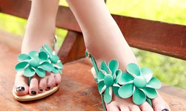 Mùa hè điểm hoa xinh trên giày dép