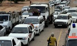 Dân thường tháo chạy khỏi quê ông Gadhafi