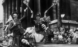 Người dân Anh ăn mừng chiến thắng cách đây 75 năm. Ảnh: Getty Images.