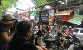 Người dân đi ở nhờ sau đám cháy thiêu rụi 10 căn nhà Đê La Thành