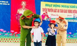 Hướng dẫn cho các em cách sử dụng mũ bảo hiểm đúng quy cách