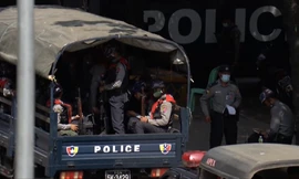 Một chiếc xe chở lực lượng an ninh đi tuần tra tại thành phố Yangon. Ảnh: BBC.