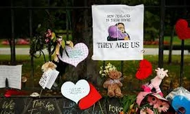 Hoa và chữ ký tại khu tưởng niệm nạn nhân của vụ xả súng tại nhà thờ Hồi giáo ở Christchurch, New Zealand