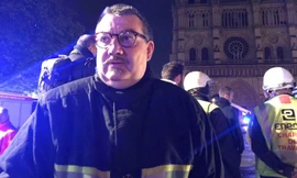 Giáo sĩ Jean-Marc Fournier, người từng hỗ trợ các nạn nhân vụ khủng bố tại Paris năm 2015, thêm một lần nữa được tôn vinh là người hủng sau khi tham gia ứng cứu tại vụ cháy Nhà thờ Đức Bà Paris