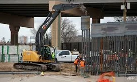 Công nhân Mỹ thi công một phần bức tường biên giới Mỹ - Mexico