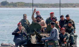 Tổng thống Venezuela Nicolas Maduro trên chiếc xe tăng cùng các binh sĩ