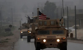 Xe quân sự Mỹ di chuyển tại Manbij, phía bắc Syria. Mỹ cam kết rút quân, thế nhưng không phải rút lập tức toàn bộ như nhận định ban đầu