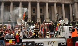 Ngày Australia vẫn còn là một sự kiện gây nhiều tranh cãi trong lòng người dân nước này, khi không ít người phản đối việc tưởng niệm những người bước đầu đặt nền móng cho quá trình thực dân hóa tại Australia