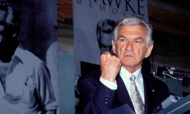 Cựu Thủ tướng Australia Bob Hawke trong buổi ra mắt hồi ký của ông vào năm 1994