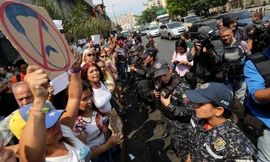 Người biểu tình chống chính phủ Venezuela xuống đường tại thủ đô Caracas