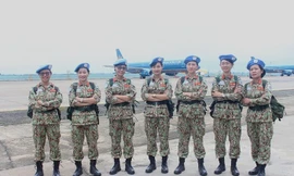 Các chiến sĩ Bệnh viện dã chiến cấp 2 số 1 thuộc Lực lượng gìn giữ hòa bình Việt Nam đã tập kết về sân bay Tân Sơn Nhất (TP.HCM)