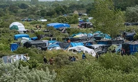 Một trại tỵ nạn tạm bợ của người nhập cư gần Calais (Pháp) (Ảnh AP)