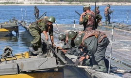 Lính Nga lắp cầu phao 20 tấn cho xe tăng vượt sông